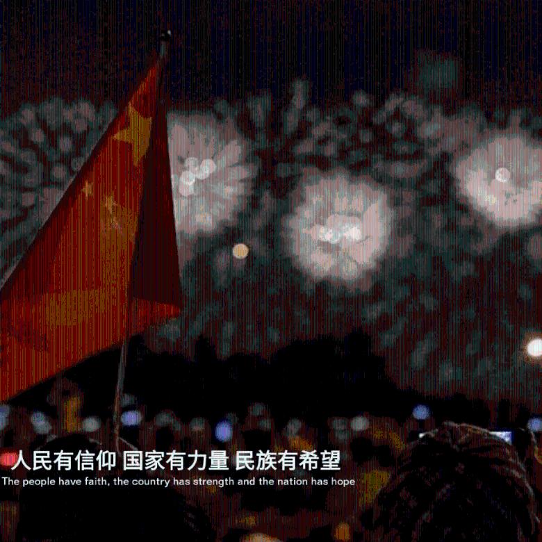 41岁金卡戴珊真敢穿!V领背心大秀香肩,美背一览无遗身材吸睛